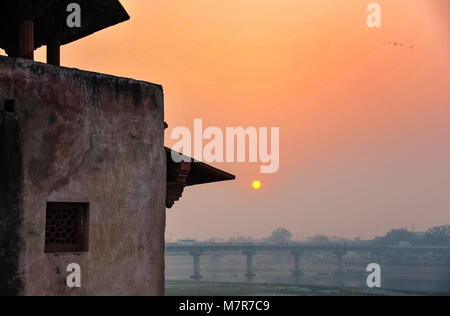 Schönen Sonnenuntergang Szene am Itmad-Ud-Daulah (Baby Taj oder Jewel Box) Komplexe, Agra, Indien. Goldene Sonne über Fluss Yamuna und Ambedkar Brücke Stockfoto