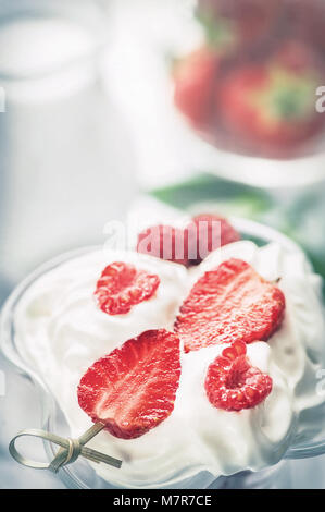 Gesundes Frühstück Müsli mit Obst Erdbeeren und Himbeeren mit Quark und Joghurt. Selektive konzentrieren. Das Konzept von einer höheren Macht. Stockfoto