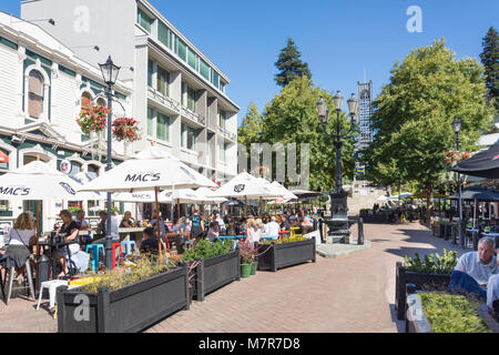 Pflaster Restaurants und Christus Kirche Trafalgar Street, Nelson, Nelson, Neuseeland Stockfoto