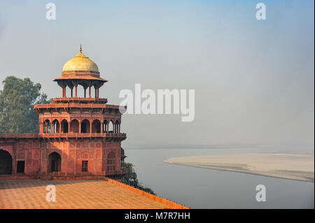 Panorama des Flusses Yamuna und Teil der Kuppel der Moschee-Kau Verbot im Taj Mahal, Agra, Indien. Stockfoto