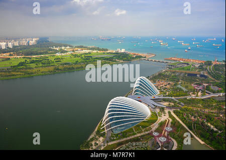 Singapur: Antenne Panorama der Blume Kuppel und Cloud Forest in die Gärten an der Bay, Marina Bay, mit der Innenstadt von Singapur und das Meer im Hintergrund Stockfoto