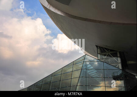 Abstrakte Sicht der Wissenschaft Museum, Singapur mit Wolken und Reflexionen, außen mit Glas Pyramide im Hintergrund und schönen Himmel Stockfoto