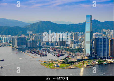 Panorama der Halbinsel Kowloon und Victoria Harbour, die Hochhäuser im westlichen Kulturkreis und Yau Ma Tei Typhoon Shelter und Wellenbrecher Stockfoto