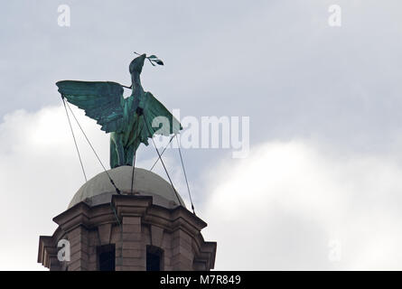 Die Leber Vogel auf der Oberseite des Royal Liver Gebäude in Liverpool, Großbritannien Stockfoto