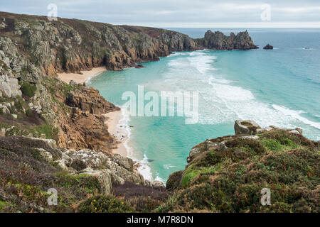 Wandern auf dem South West Coast Path entlang von Cornwall Südküste in der Nähe von Porthcurno Stockfoto