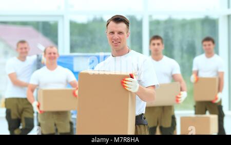Meister und Arbeiter mit Boxen von Baustoffen Stockfoto