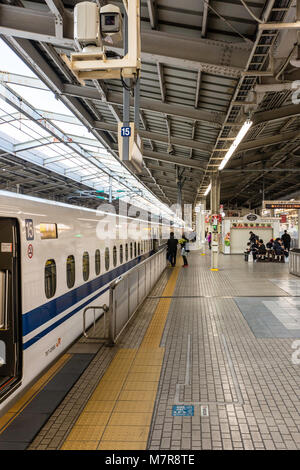 Japan, Osaka. JR Hochgeschwindigkeitszug Shinkansen, 700 N Serie auf der Shin-Osaka Station. Blick entlang der Bahn. Stockfoto