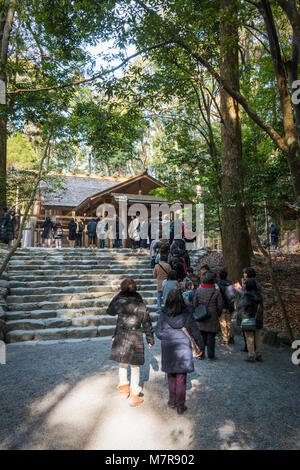Japan, Ise Grand Schrein, Naiku, inneren Heiligtum. Menschen Queuing auf Schritte wartet auf kleinen hölzernen Schrein zu beten. Stockfoto