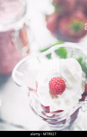 Gesundes Frühstück Müsli mit Obst Erdbeeren und Himbeeren mit Quark und Joghurt. Selektive konzentrieren. Das Konzept von einer höheren Macht. Stockfoto