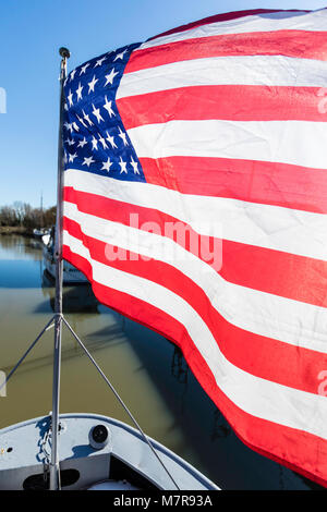 Amerikanische Flagge auf P22 American River Patrol Boot. Stockfoto