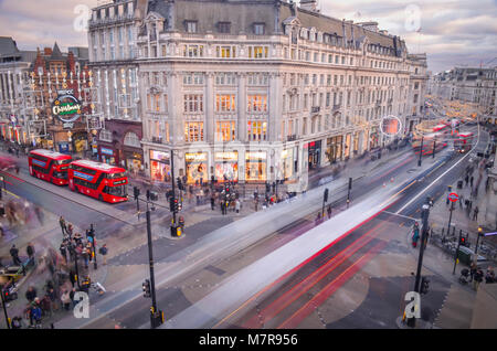 Oxford Circus zwischen Oxford Street und Regent Street - London ikonischen Wahrzeichen von oben Stockfoto