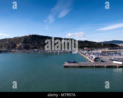 Blick auf den Hafen von Barcelona von einem Kreuzfahrtschiff. Barcelona, Spanien. Stockfoto