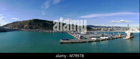 Blick auf den Hafen von Barcelona von einem Kreuzfahrtschiff. Barcelona, Spanien. Stockfoto