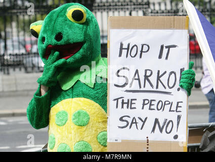 Ein Demonstrant verkleidet als ein Frosch ein Zeichen oitside Irische Regierung Gebäude an der Ankunft des französischen Präsidenten Nicolas Sarkozy in Dublin, Montag, 21, Juli 2008 hält. Sarkozy wird die zwei wichtigsten Oppositionsführer - Fine Gael Enda Kenny's und der Labour Party Eamon Gilmore und Gespräche mit Gruppen, die gegen den Vertrag von Lissabon unterstützt. Foto/Paul McErlane Stockfoto