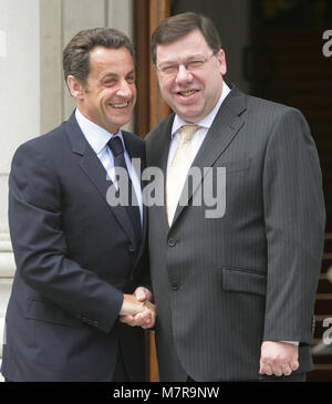 Der französische Präsident Nicolas Sarkozy wird von Taoiseach Brian Cowen im Regierungsgebäude in Dublin, Montag, 21, Juli 2008 begrüßt. Sarkozy wird die zwei wichtigsten Oppositionsführer - Fine Gael Enda Kenny's und der Labour Party Eamon Gilmore und Gespräche mit Gruppen, die gegen den Vertrag von Lissabon unterstützt. Foto/Paul McErlane Stockfoto