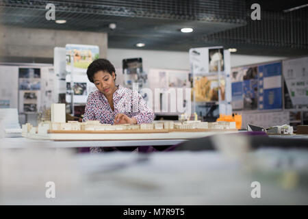 Weibliche Architekten Arbeiten am Modell Stockfoto