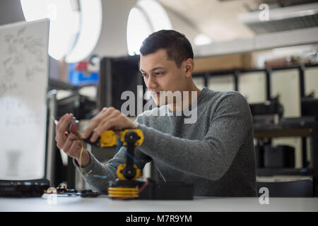 Junge Erwachsene arbeiten an Robotik Stockfoto