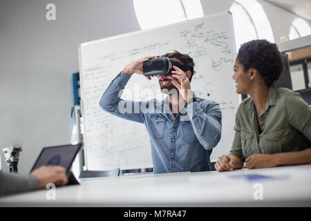 Team, das sich mit Virtual reality Headset Stockfoto