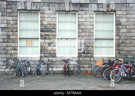 Fahrräder der Schüler geparkt außerhalb eines Gebäudes in das Trinity College, Dublin, İreland Stockfoto