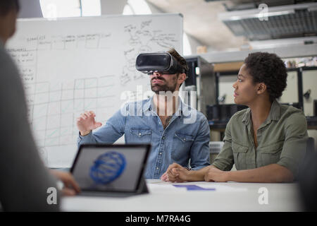 Team, das sich mit Virtual reality Headset Stockfoto