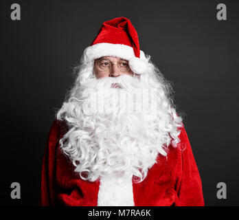 Portrait von müde Santa Claus bei Studio shot Stockfoto