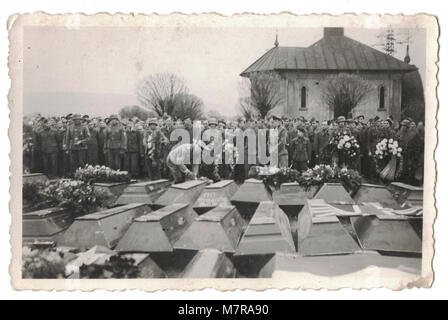 Masse Beerdigung, Begräbnis der Britischen Truppen auf einem Friedhof in Deutschland in der Nähe von Leipzig am 27. Februar 1945, während des Zweiten Weltkriegs, die Fotos sind alle gestempelt auf der Rückseite mit Stalag IV-A, Kriegsgefangenenlager Stockfoto