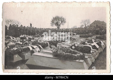 Masse Beerdigung, Begräbnis der Britischen Truppen auf einem Friedhof in Deutschland in der Nähe von Leipzig am 27. Februar 1945, während des Zweiten Weltkriegs, die Fotos sind alle gestempelt auf der Rückseite mit Stalag IV-A, Kriegsgefangenenlager Stockfoto