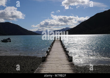 Ein Steg in Nydia Bay, Marlborough Sounds, Südinsel Neuseeland. Die Boote sind eine wesentliche Form des Verkehrs in der Sounds. Stockfoto