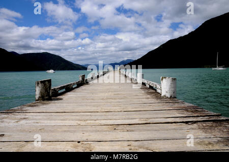 Ein Steg in Nydia Bay, Marlborough Sounds, Südinsel Neuseeland. Die Boote sind eine wesentliche Form des Verkehrs in der Sounds. Stockfoto