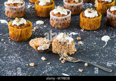 Hausgemachte Karotte und Kokos Muffins. Stockfoto