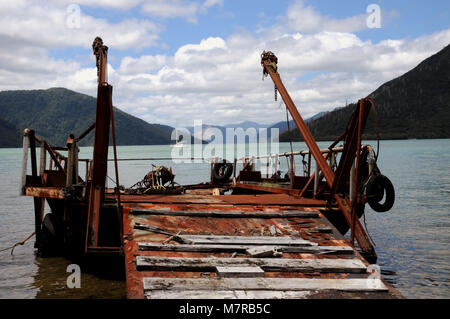 Rostigen Steg und Rampe in den sauberen, klaren Gewässern der Nydia Bay, Marlborough Sounds Neuseeland Stockfoto