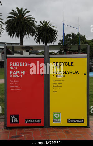 Bi-lingual Müll und Recycling bins (Englisch und Maori) in Picton, Südinsel Neuseeland. Stockfoto