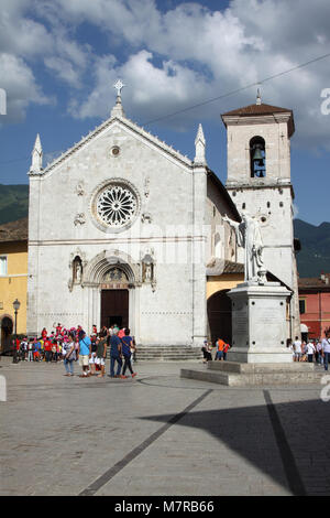 Norcia (Perugia), Valnerina, St. Benedikt Platz mit Denkmal und Kirche des heiligen Benedikt, Norcia, Italien Stockfoto