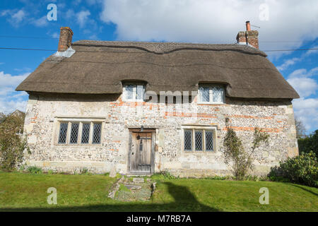 Charmantes Reetdachhaus in Martin Dorf in Hampshire, Großbritannien Stockfoto