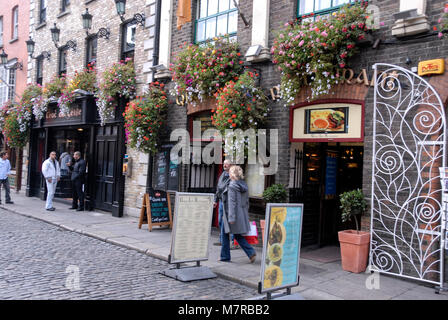 Ein Restaurant und einen Pub in der Krone Gasse Krone Gasse in der Nähe der Viertel Temple Bar in Dublin, Irland Stockfoto