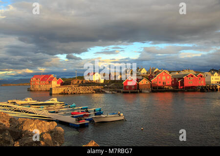 Schlafplätze auf Ona Insel bei Sonnenuntergang - alte Fischerdorf in Sandoy Gemeinde im westlichen Norwegen, jetzt eine attraktive touristische Ort Stockfoto
