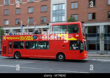 Ein Doppeldecker touristische Hop-on/Hop-off-Bus in Dublin, im südlichen Irland Stockfoto