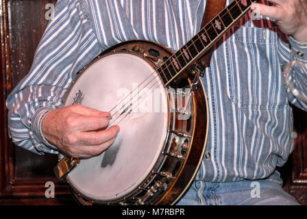 In vielen Pubs und Bars wird Livemusik geboten. Diese Musiker treten im Temple Bar District von Dublin in Südirland auf Stockfoto