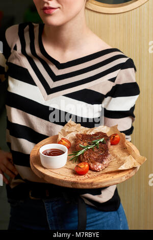 Mit Frau Steak auf runde Holzplatte Stockfoto