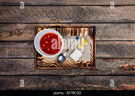 Saltwort mit Zitrone in einer weißen Schüssel. Stockfoto