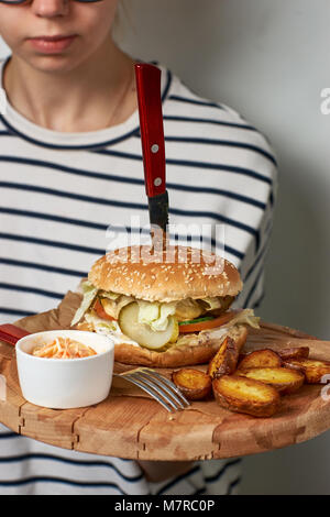 Mit Frau Steak auf runde Holzplatte Stockfoto