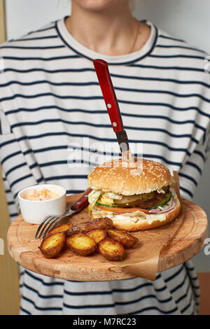 Mit Frau Steak auf runde Holzplatte Stockfoto