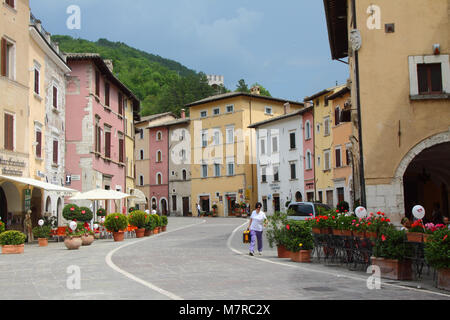 Hauptstraße in Visso, das Herzstück der Sibillini Nationalpark, Le Marche, Italien Stockfoto