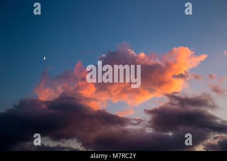 Himmel mit Mond und Wolken bei Sonnenuntergang. Stockfoto