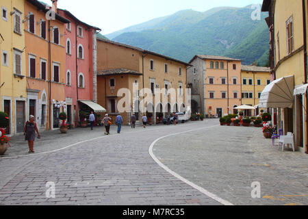 Hauptstraße in Visso, das Herzstück der Sibillini Nationalpark, Le Marche, Italien Stockfoto