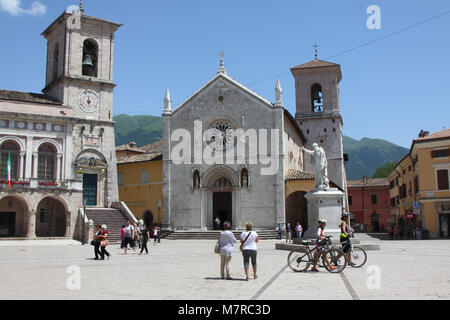 Norcia (Perugia), Valnerina, St. Benedikt Platz mit Denkmal und Kirche des Heiligen Benedikt und das Rathaus von Norcia, Italien Stockfoto