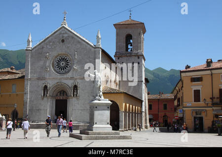 Norcia (Perugia), Valnerina, St. Benedikt Platz mit Denkmal und Kirche des heiligen Benedikt, Norcia, Italien Stockfoto