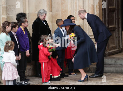 Der Herzog und die Herzogin von Cambridge zu sprechen Kinder, wie sie der Commonwealth Service am Westminster Abbey, London verlassen. Stockfoto