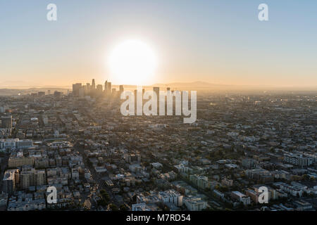 Luftaufnahme von Sonnenaufgang hinter Straßen und Gebäude im städtischen Kern von Los Angeles, Kalifornien. Stockfoto