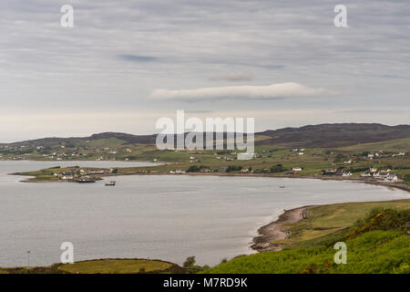 Nach Aultbea, Schottland - Juni 9, 2012: ruhiges Wasser von Loch Ewe mit der Gemeinschaft der Aultbea unter leichten Unebenheiten cloudscape. Die Bucht von Aultbea mit den por Stockfoto